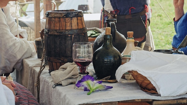 Mittelalterliche Gerichte und Essen auf dem Tisch