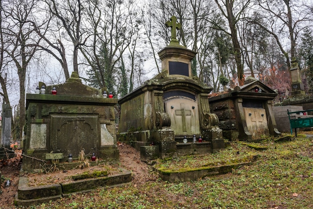 Mittelalterliche gräber auf dem friedhof