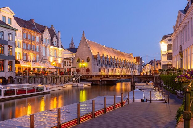 Mittelalterliche Häuser am Kai des Flusses Leie in der Nacht Altstadt von Gent, Belgien