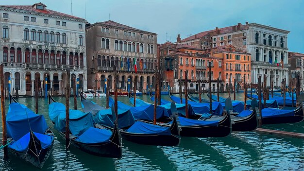 Mittelalterliche Häuser, schmale Kanäle, Brücken und Gondeln in Venedig, Italien, 10. Februar 2024