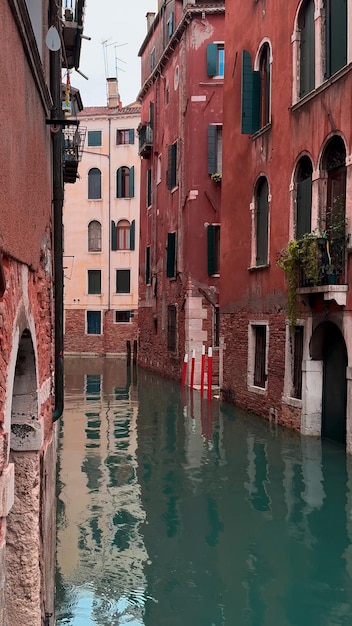 Foto mittelalterliche häuser, schmale kanäle, brücken und gondeln in venedig, italien, 10. februar 2024