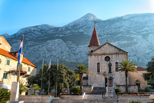 Mittelalterliche Kirche im historischen Zentrum von Makarska, Kroatien.