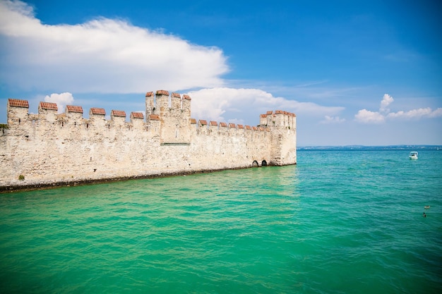 Mittelalterliche Mauern der Festung Scaliger in der Stadt Sirmione, Gardasee, Norditalien