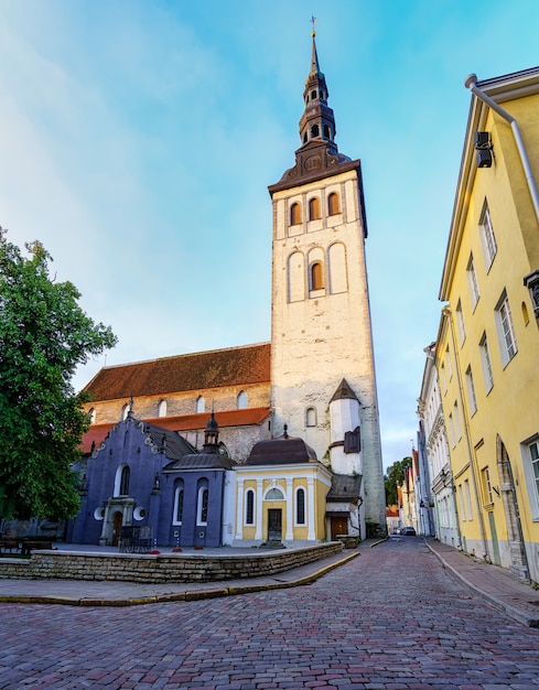 Mittelalterliche St. Olaf-Kirche mit seinem hohen Turm in der Stadt Tallinn Estland.