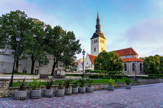 Mittelalterliche St. Olaf-Kirche mit seinem hohen Turm in der Stadt Tallinn Estland.