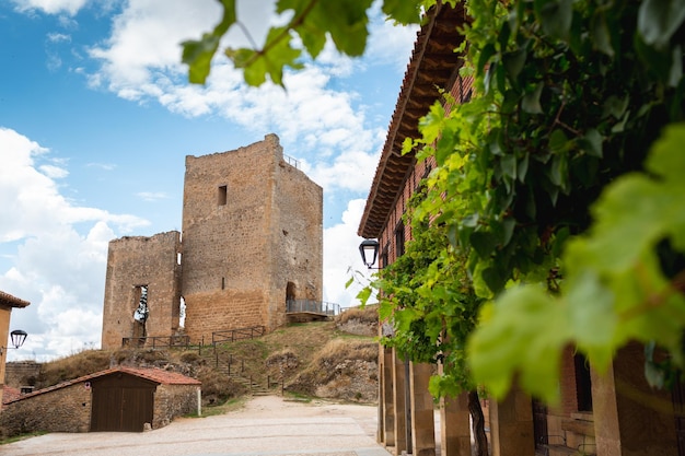 Foto mittelalterliche stadt calatanyazor in der provinz soria. es ist eine kleine stadt mit etwa 50 einwohnern, die sehr von touristen besucht wird. sie bewahrt viele mittelalterliche gebäude