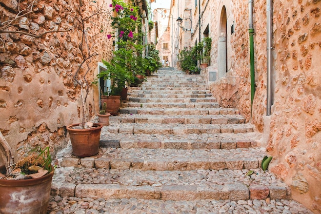 Mittelalterliche Straße in der Altstadt des malerischen Dorfes Fornalutx auf Mallorca im spanischen Stil