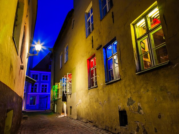 Mittelalterliche Straße und Haus im historischen Zentrum der Stadt Tallinn in der Abenddämmerung Tallinn Estland