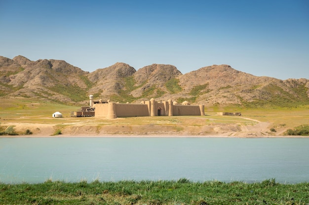 Mittelalterliche türkische Burgdekoration am Ili-Fluss im Tamgaly-Tas-Trakt der Region Almaty in Kasachstan