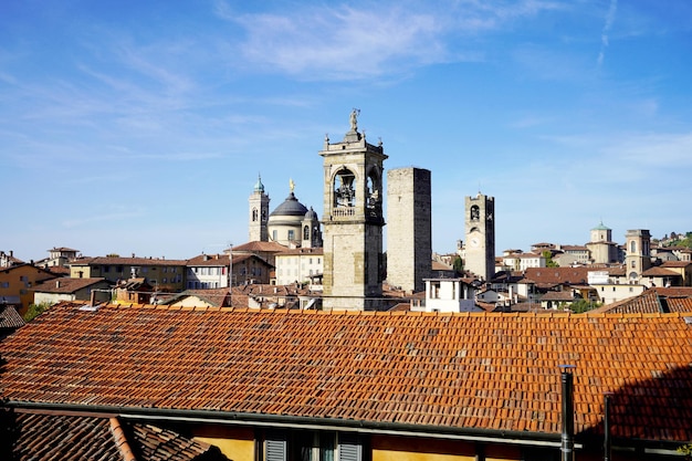 Mittelalterliche Türme und Stadtbild von Bergamo Lombardei Italien