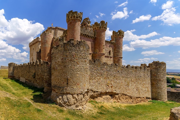 mittelalterliche Turegano-Burg in Segovia aus Stein, hohen Mauern und Zinnen. Das Hotel liegt auf einem Hügel neben dem Dorf. Spanien.