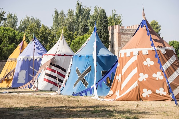 Foto mittelalterliche zelte neben einem jahrmarkt oder trauer zwischen kriegern