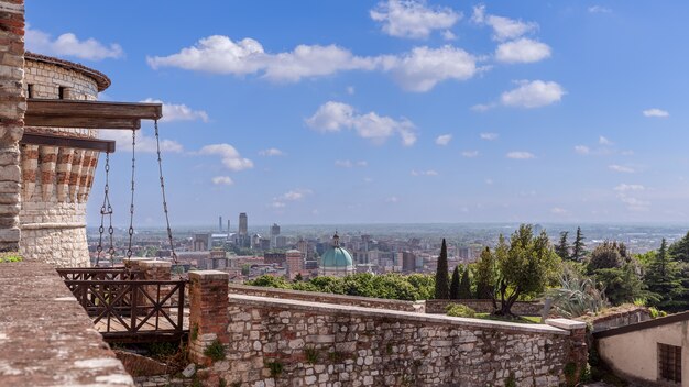 Mittelalterliche Zugbrücke am Eingang zum Schloss und Blick auf das Stadtzentrum von Brescia