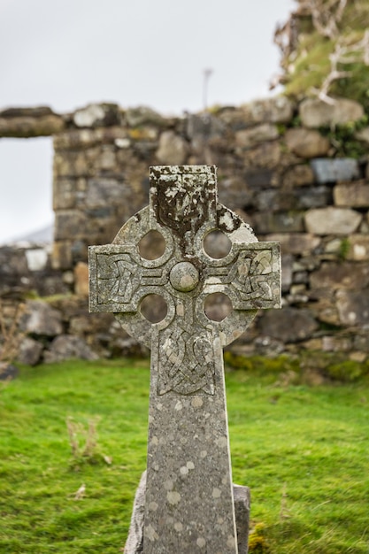 Mittelalterlicher Friedhof in Schottland, überqueren Sie das Grab