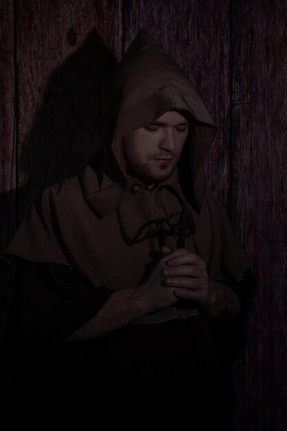 Mittelalterlicher Mönch, der mit geschlossenen Augen betet