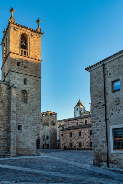 Mittelalterlicher Platz im Zentrum der Stadt Caceres in Spanien mit der Statue von San Pedro de Alcantra