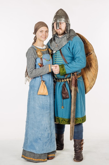Mittelalterlicher slawischer Ritter, der sein schönes Frauenbild auf historischem Konzept des weißen Hintergrundes umarmt