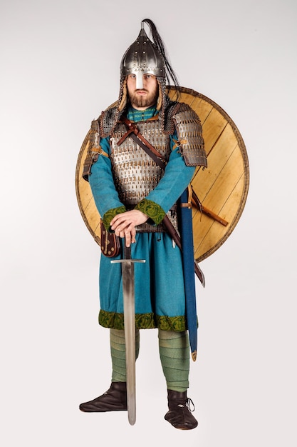Mittelalterlicher Soldat mit Helm hauberks Schwert und Schilde isoliert auf weißem Hintergrund historisches Konzept