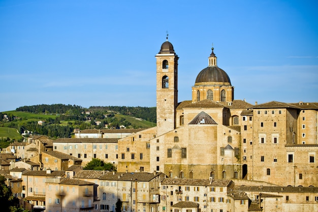 Mittelalterlicher Stadtblick auf den Sonnenuntergang, Urbino, Italien