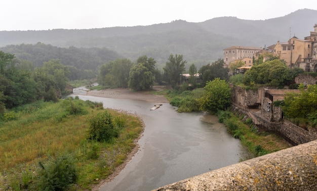 Mittelalterliches Dorf im Regen