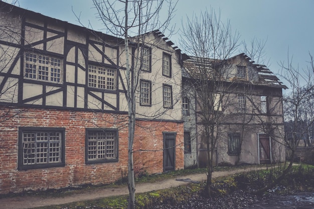 mittelalterliches europäisches Holzhaus, Bau einer europäischen Stadt, altes Holzhaus im europäischen Stil, Holzbrücke auf dem Hintergrund des Hauses