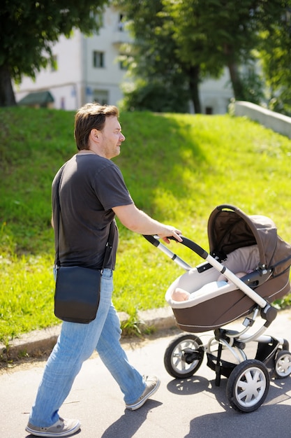 Mittelaltermann, der mit Kinderwagen geht