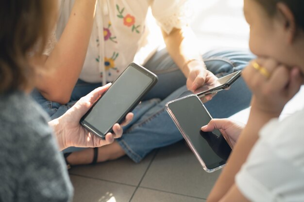 Foto mittelanteil der frauen, die ein mobiltelefon benutzen