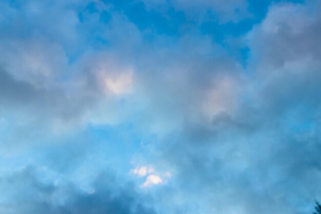 Mitteldunkle Wolken vor blauem Himmel