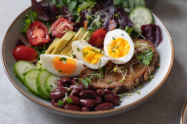 Mittelgekochte Eier mit gesundem Frühstück