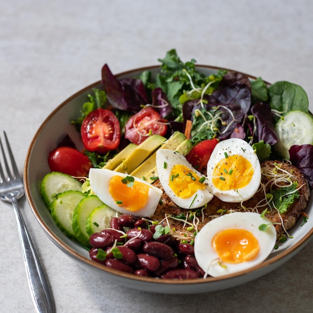 Mittelgekochte Eier mit gesundem Frühstück