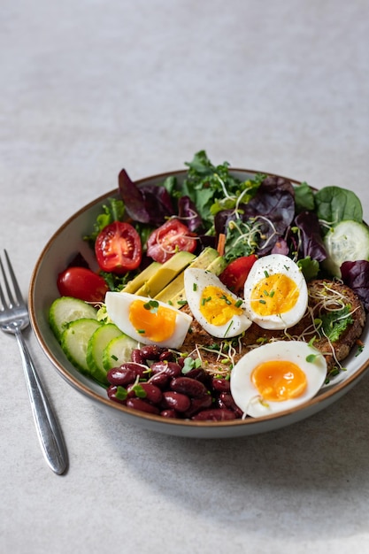 Mittelgekochte Eier mit gesundem Frühstück