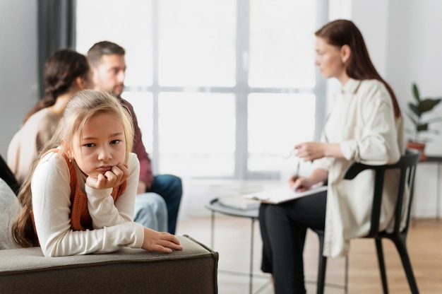 Mittelgroße Familie bei Therapie mit Kind