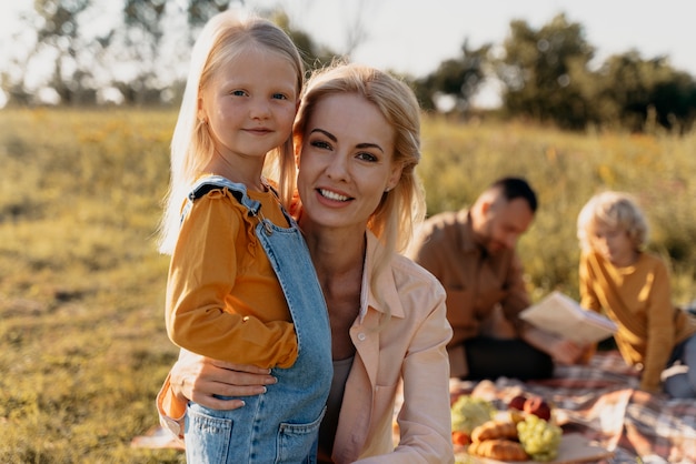 Mittelgroße Familie beim Picknick