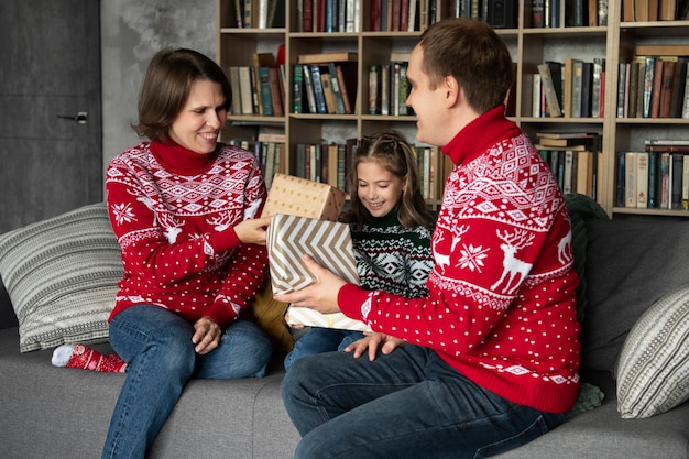 Foto mittelgroße familie, die geschenke teilt