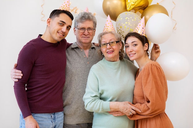 Mittelgroße Familienmitglieder posieren zusammen