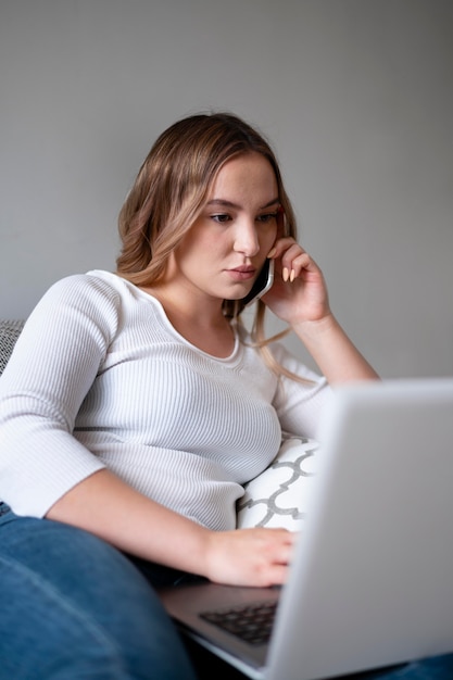 Foto mittelgroße frau, die zu hause arbeitet