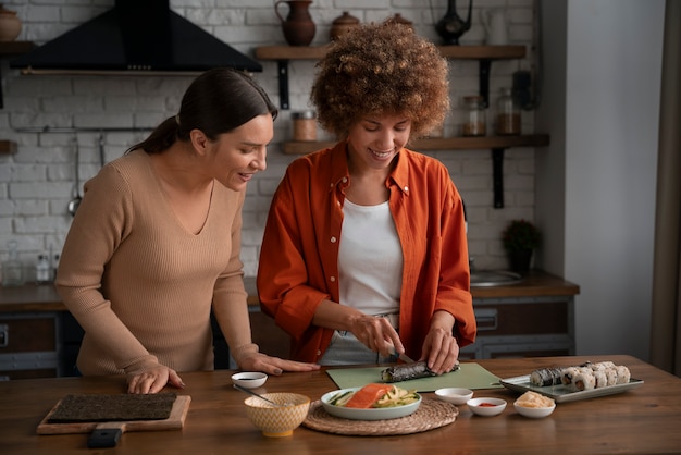 Mittelgroße Frauen lernen, Sushi zuzubereiten