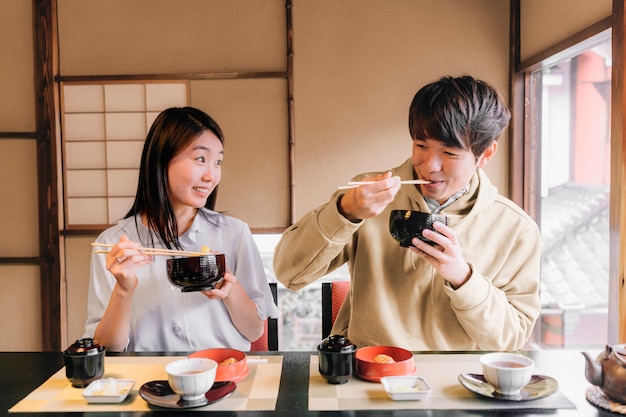 Foto mittelgroße freunde, die leckeres essen essen eating