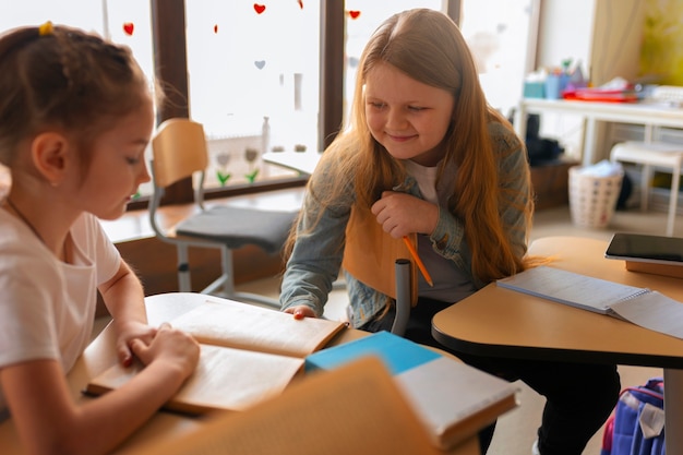 Foto mittelgroße kinder, die zeit in der schule verbringen