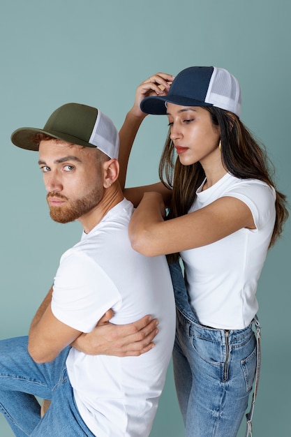 Mittelgroße Leute, die mit Trucker-Hüten posieren