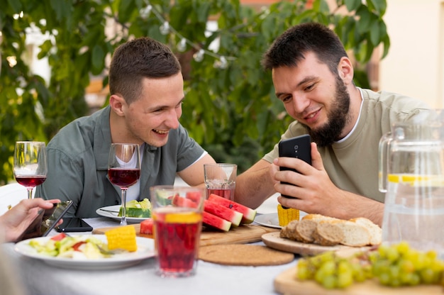 Foto mittelgroße männer, die auf das telefon schauen