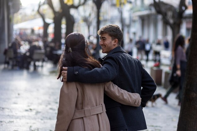 Foto mittelgroße partner, die zusammen gehen