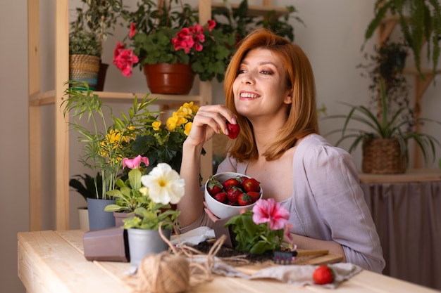 Mittelgroße smiley-frau mit früchten und blumen