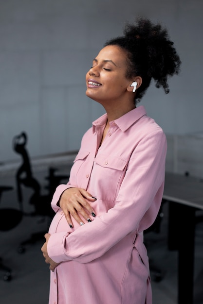 Mittelgroße Smiley-Frau mit Kopfhörern