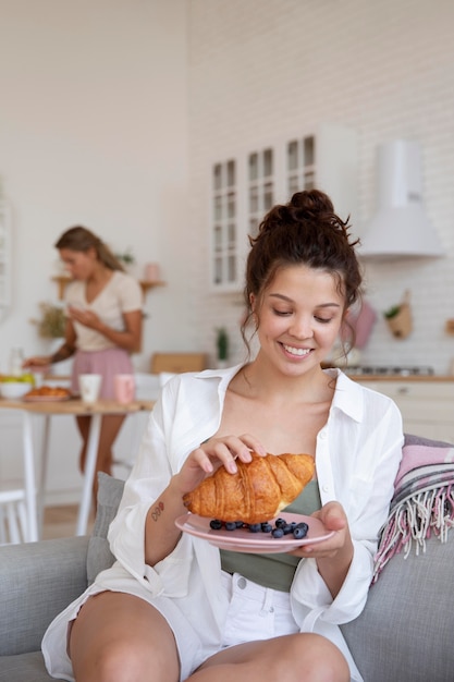 Foto mittelgroße smiley-mitbewohner mit essen