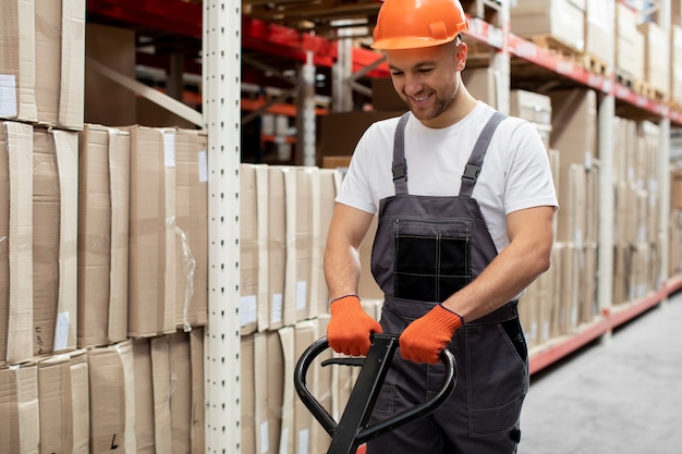 Mittelgroßer Mann bei der Arbeit