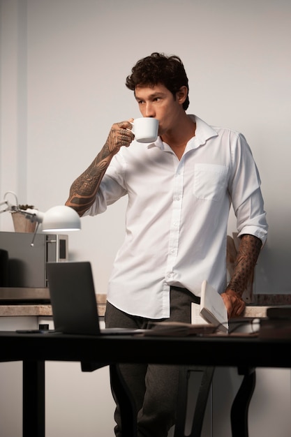 Foto mittelgroßer mann, der kaffee trinkt