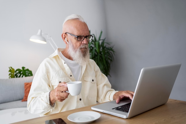 Foto mittelgroßer mann, der mit laptop studiert