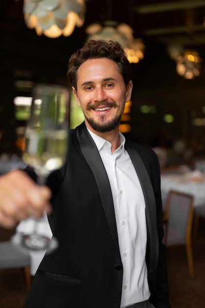 Foto mittelgroßer mann im luxusrestaurant