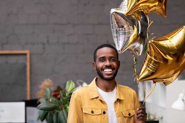 Mittelgroßer Mann mit Ballons